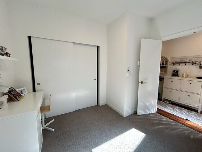 Building Photo - Beacon Hill Townhouse