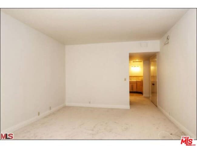 Building Photo - 318 N Maple Dr