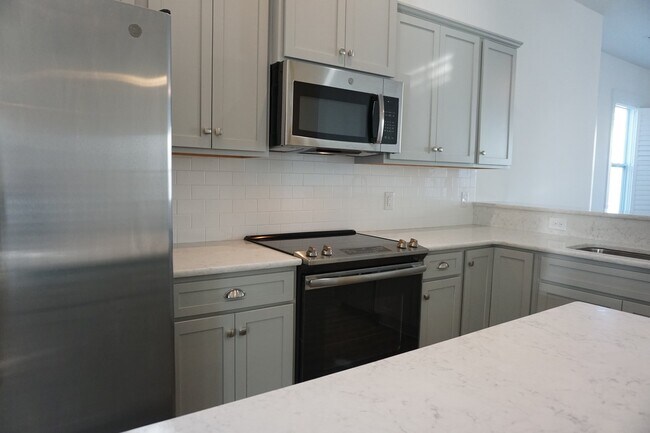 Building Photo - 3BR/3.5BA End Unit Townhome in Summerwalk!  $2,975/month - Pet friendly*