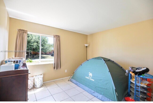 Building Photo - 250 SW Homeland Rd