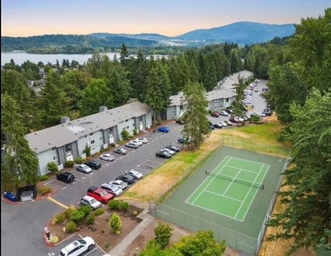 Building Photo - 4727 W Lake Sammamish Pkwy SE