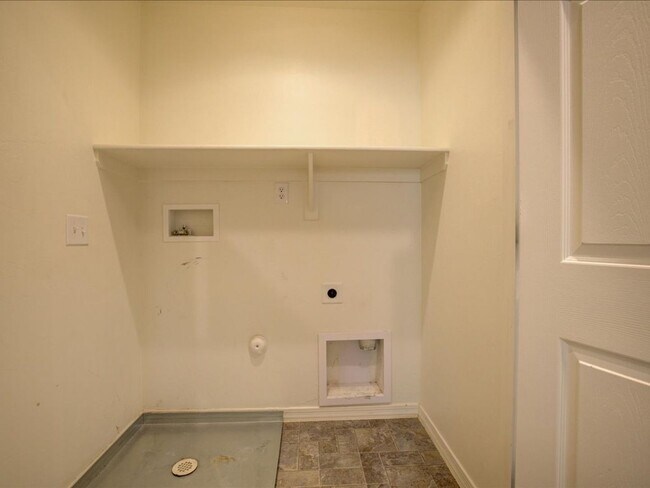 Building Photo - 3 Bedroom 2.5 Bathroom