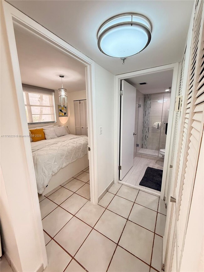 Building Photo - 1623 Collins Ave