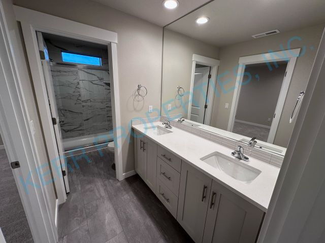 Building Photo - Spacious 3-Bed Townhouse with 2.5 Baths in Charming Happy Valley!