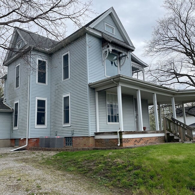 Building Photo - Small Town home ready for lease!