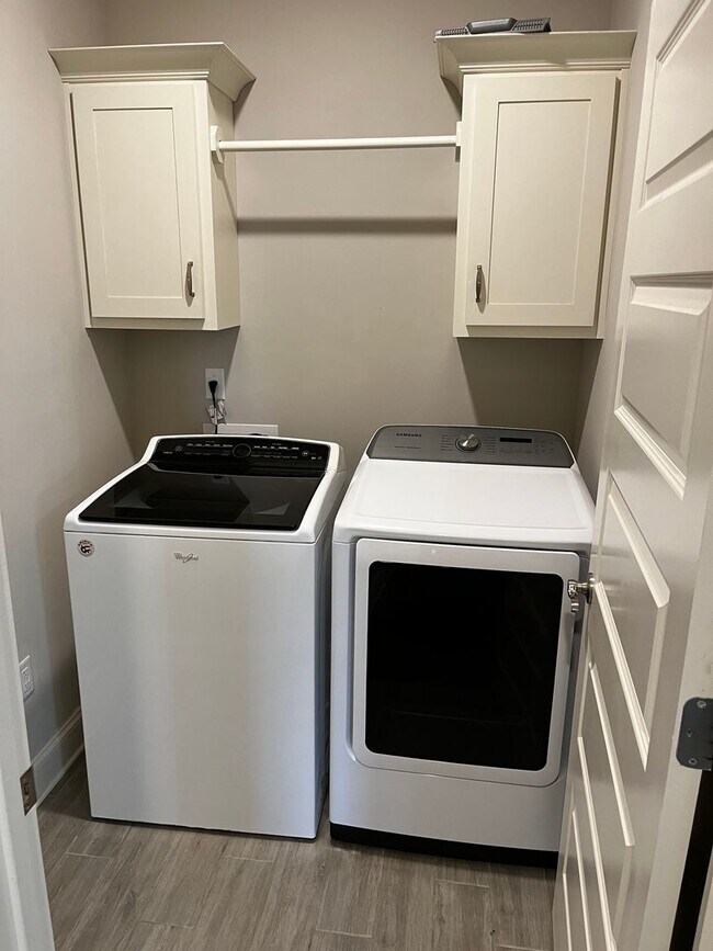 Building Photo - Custom Built home in a quiet subdivision