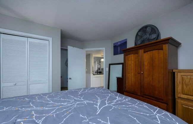 Building Photo - **Light-Filled Condo with Designer Finishes ? | Screened Porch