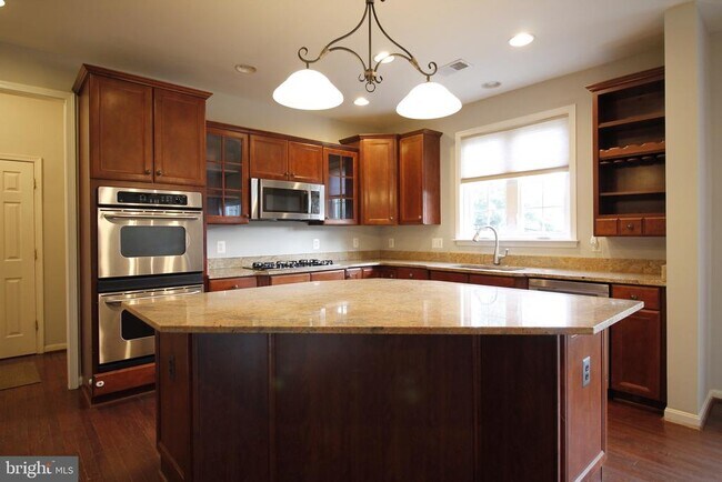Building Photo - 5569 Jamisons Farm Dr