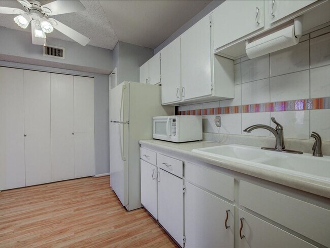 Building Photo - 2 Bedroom 2 Bathroom Retreat with Community Pool & Spa!