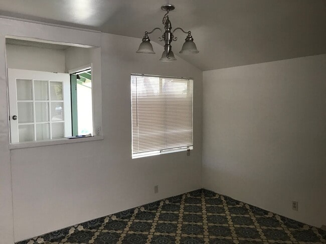 Building Photo - Single Level Nice Neighborhood Groups Welcome!