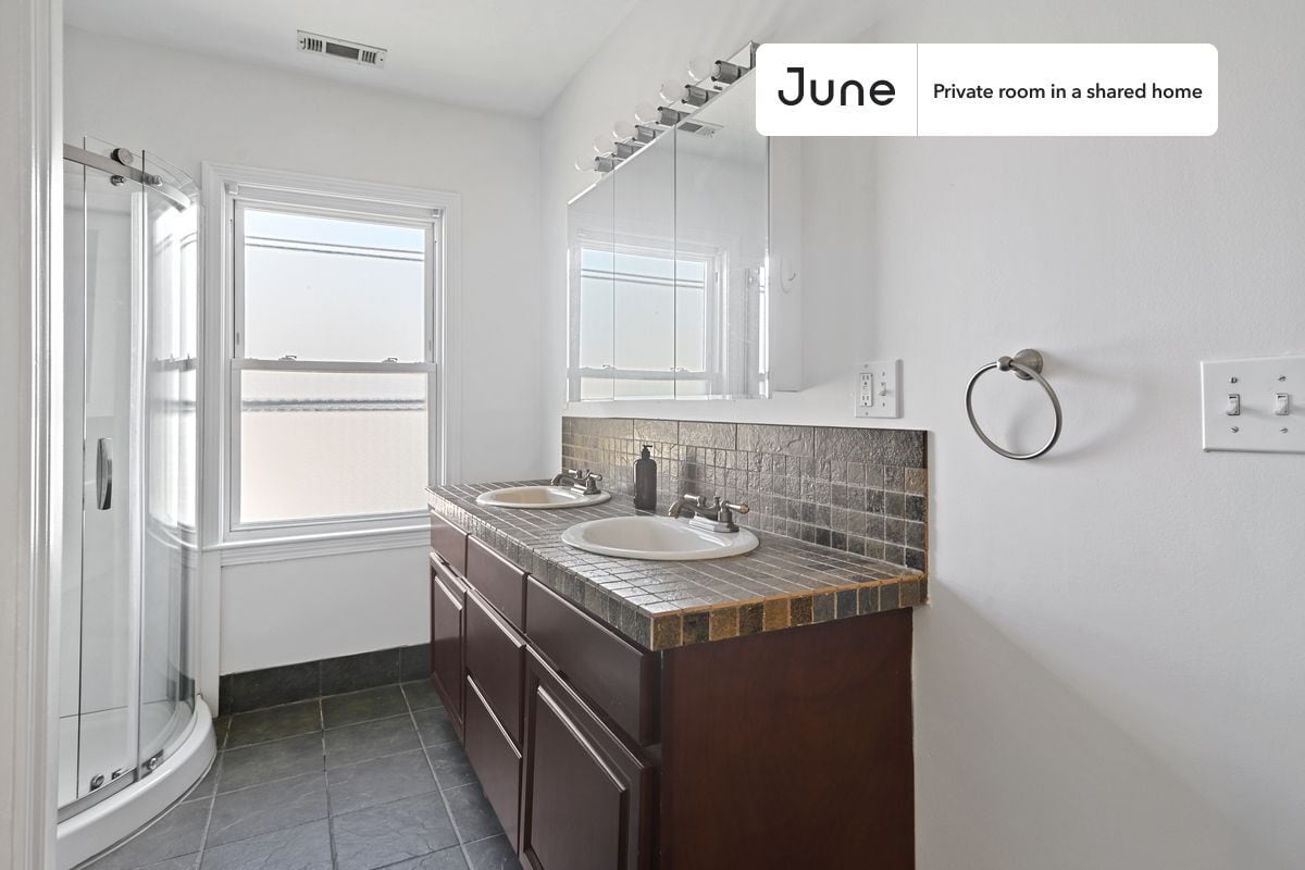 Building Photo - Room in Shared 6 bed/2 bath home