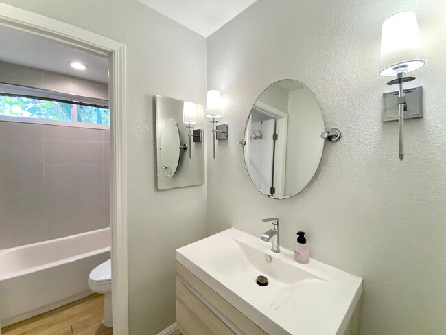 Building Photo - Gorgeous 3-bedroom home in Fremont! - Char...