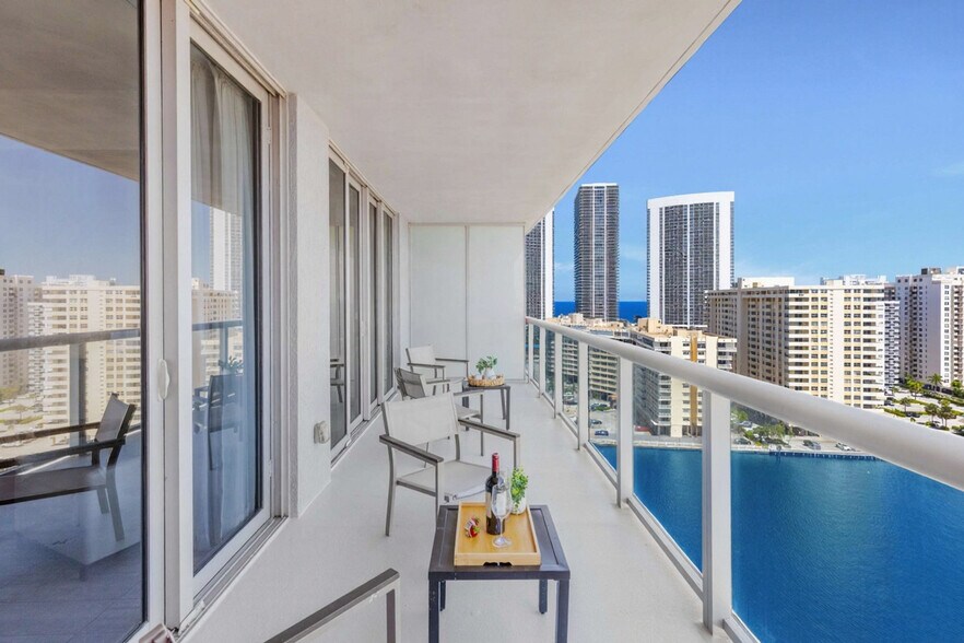 Building Photo - 2602 E Hallandale Beach Blvd