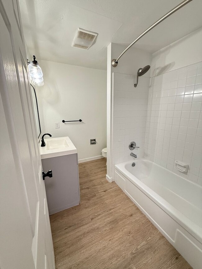 Building Photo - Townhome in North Medford!