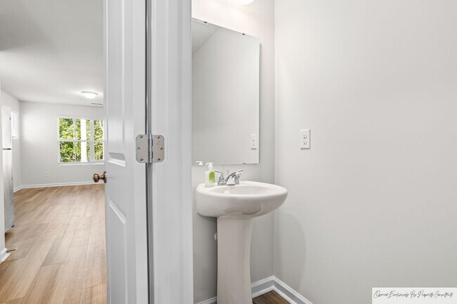 Building Photo - STUNNING TOWNHOUSE IN LEXINGTON'S MURRAY V...