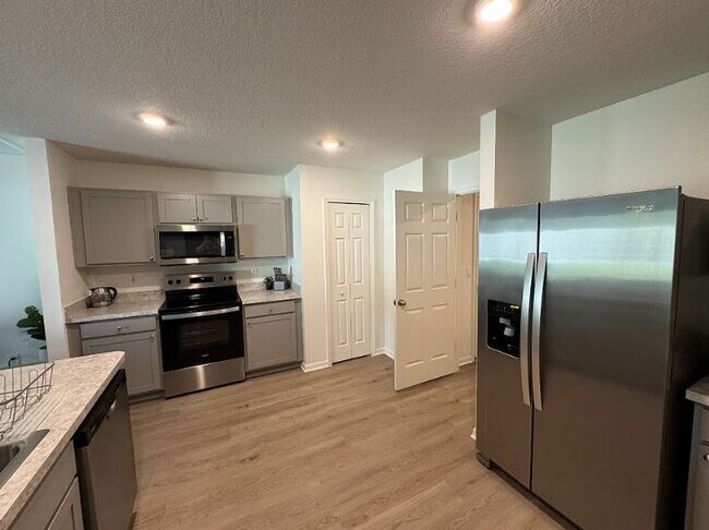 Building Photo - 5 Upland Pl