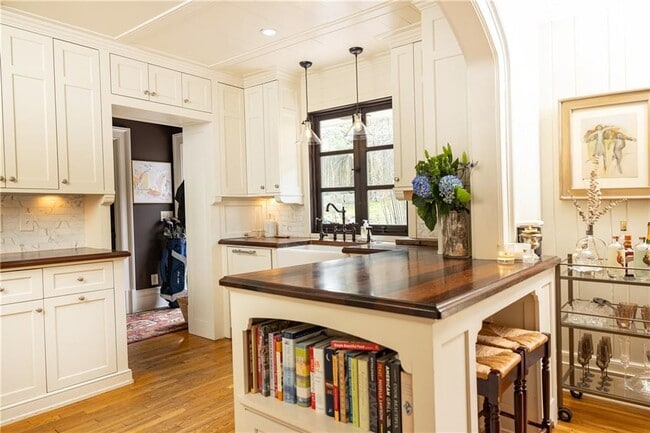 Building Photo - 870 Wellesley Dr NW