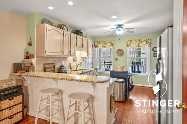 Building Photo - 1808 Lenora Dr