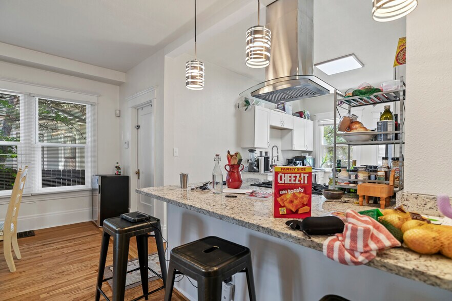 Building Photo - 311 E San Rafael St
