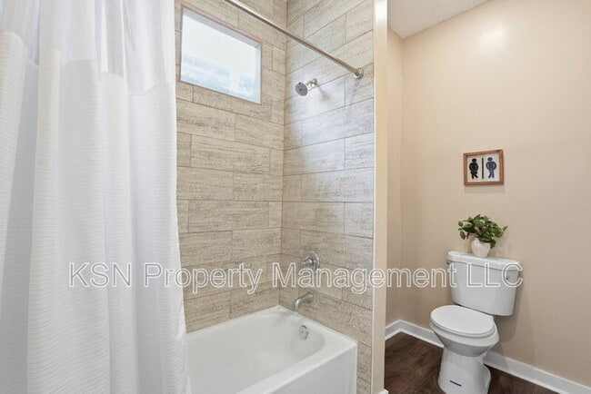 Building Photo - 716 W 38th St