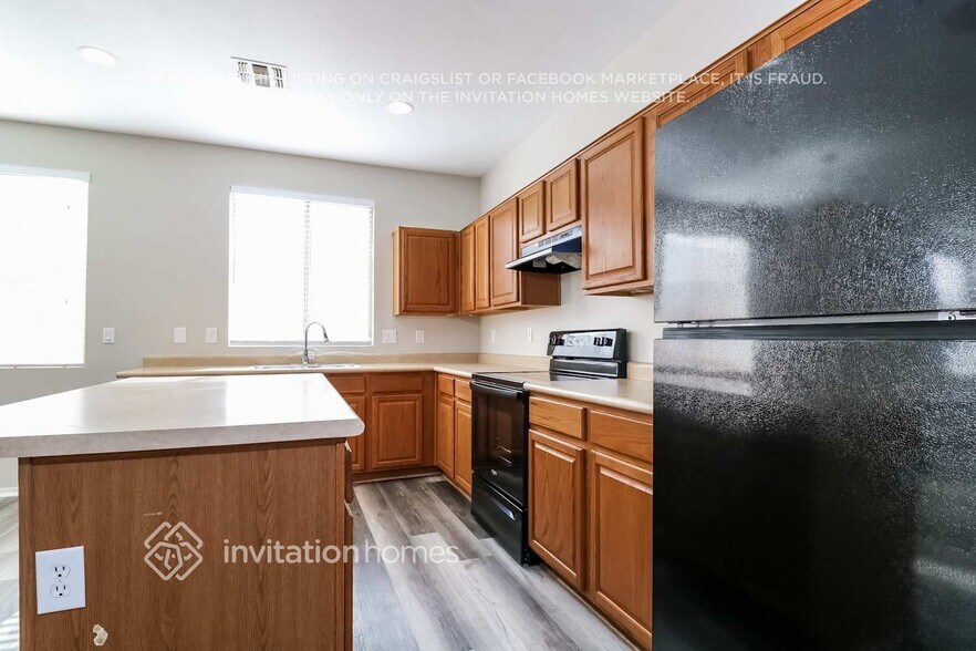 Building Photo - 12420 W Woodland Ave