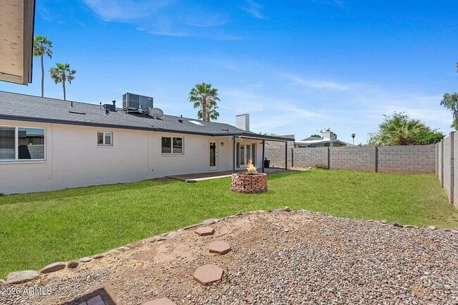 Building Photo - 1664 E Del Rio Dr