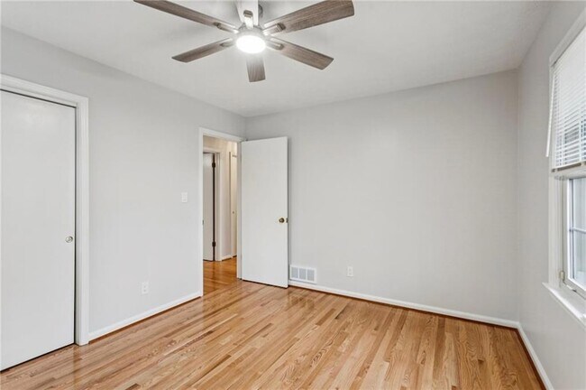 Building Photo - 3436 Brookview Dr