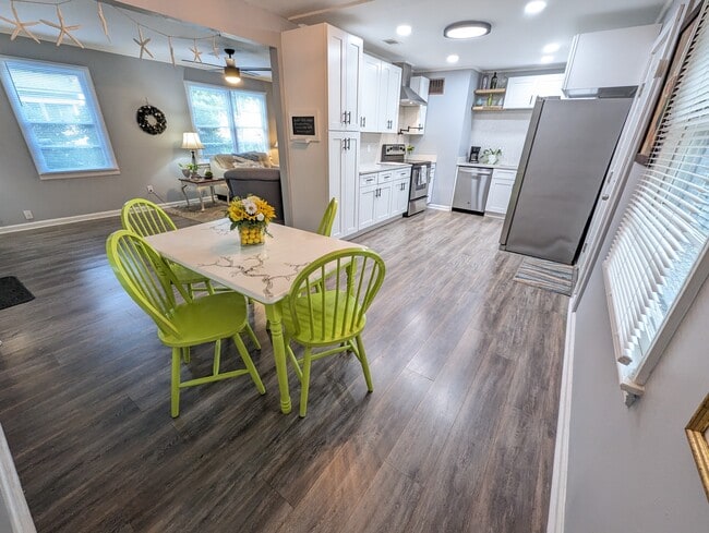 The dining nook is perfect for meals or for a at home work station. Bright and sunny with an open f - 4107 Crane St