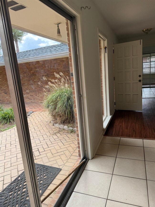 Building Photo - 1932 Shady Oaks Dr