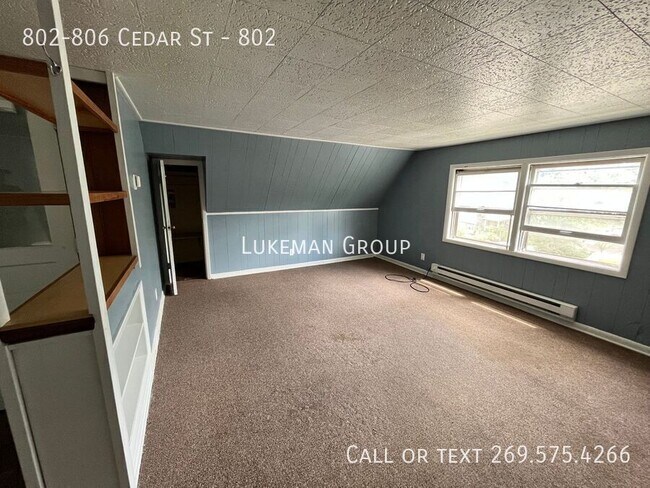 Primary Photo - 802-806 Cedar St-802