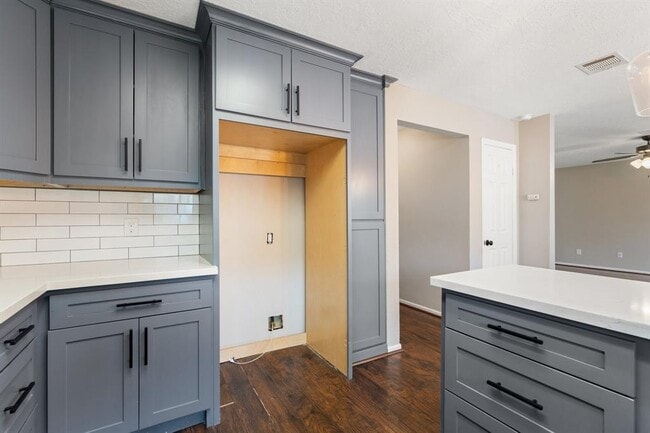 Building Photo - 7015 Redwood Falls Dr