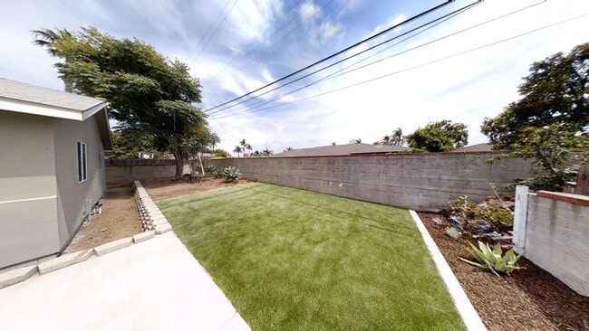 Building Photo - Large House on Dorothy Dr!