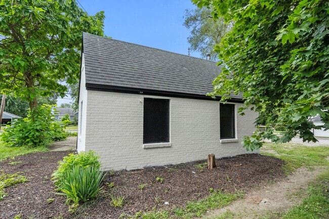 Building Photo - 2 BEDROOM HOME!