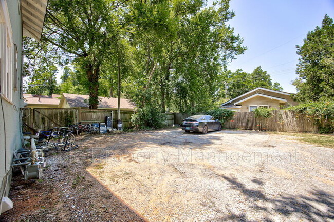 Building Photo - 408 Chautauqua Ave