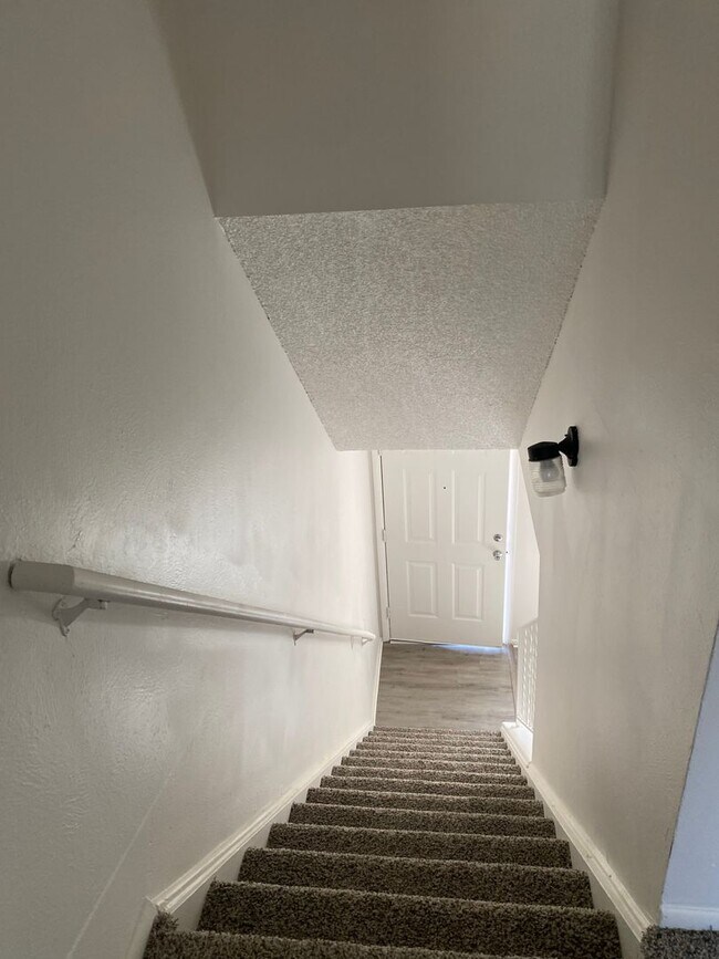 Building Photo - Triplex townhome blocks away from Anshutz ...