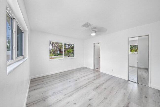 Building Photo - 2611 NE 16th St