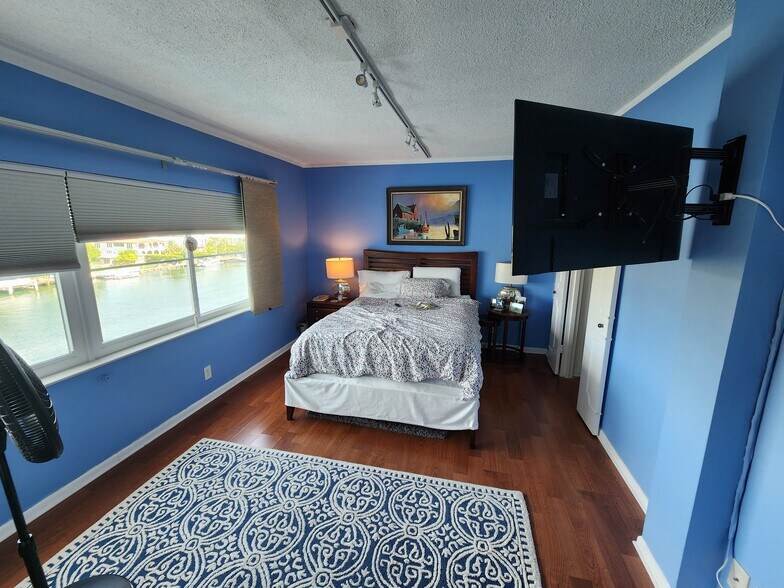 Building Photo - 9381 E Bay Harbor Dr