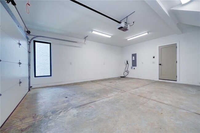 Building Photo - 825 Barnett St NE