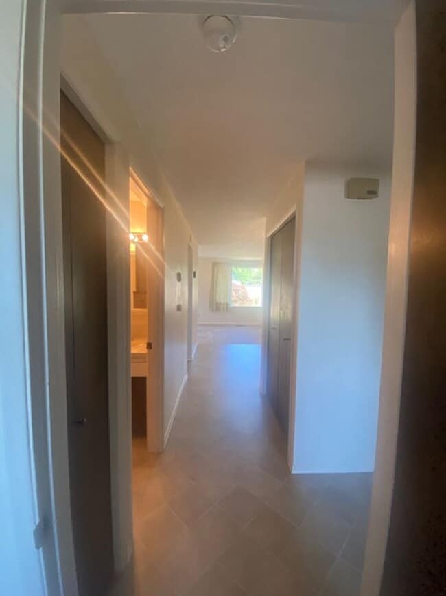 Building Photo - Charming 2 Bedroom Duplex With Fenced Yard In Quiet Neighborhood!