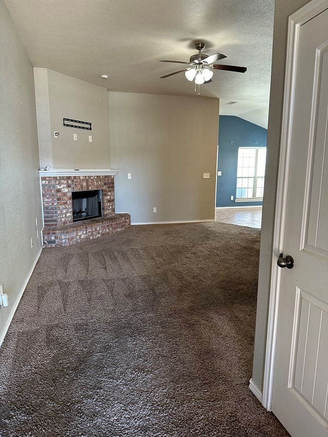 Building Photo - 8732 Rainbow Dr