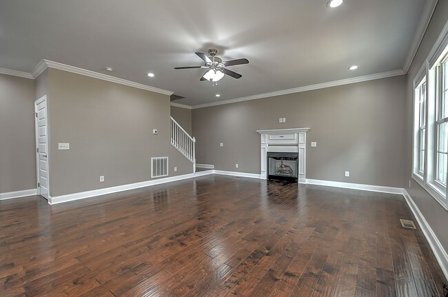 Building Photo - 4 Bedroom / 2.5 Bath Home  Kingsport, TN