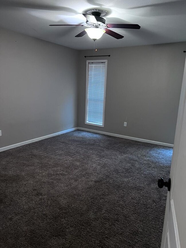 Building Photo - 205 Clover Ln