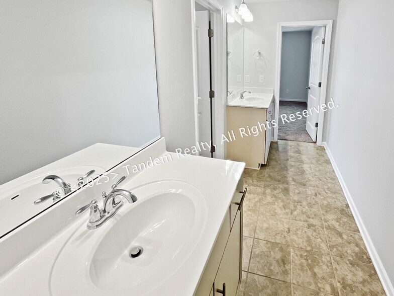 Building Photo - 8020 Forest Hills Dr