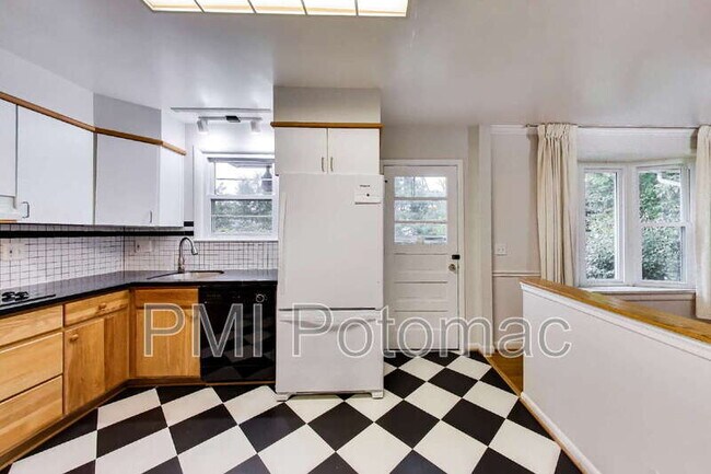 Building Photo - 3510 Marlbrough Way