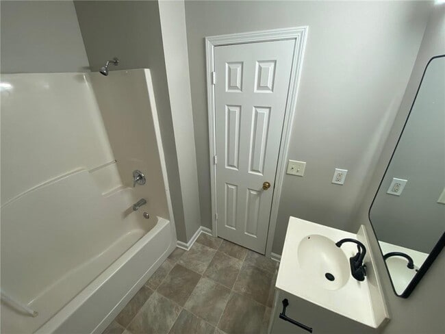 Building Photo - 130 River Pointe Ct SW