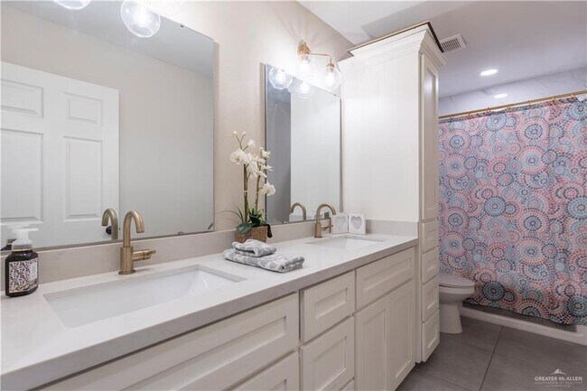 Building Photo - 23 Ulex Ave