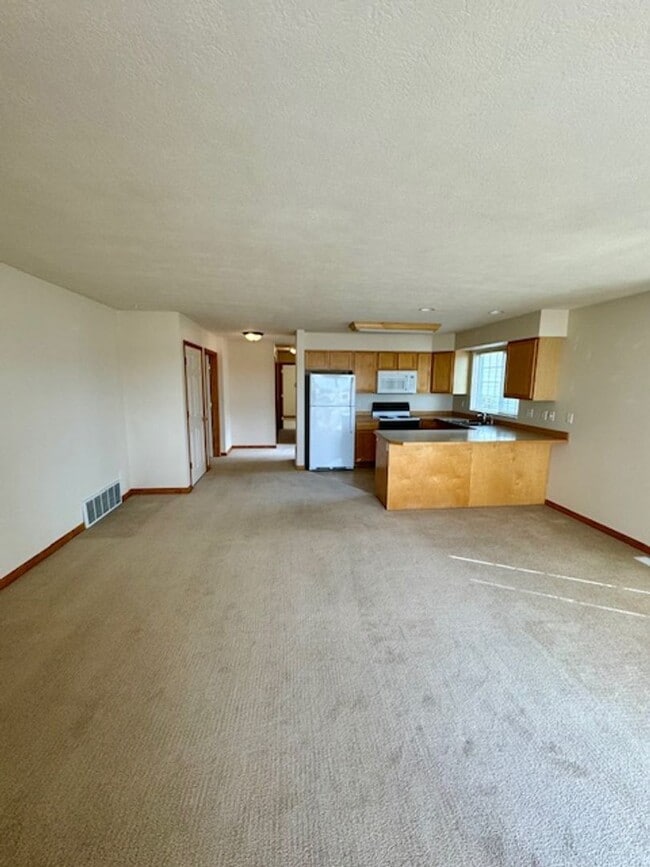 Building Photo - 2 Bedroom, 2 Bathroom Townhouse