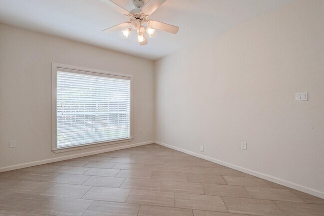 Building Photo - 2803 Kings Crossing Dr
