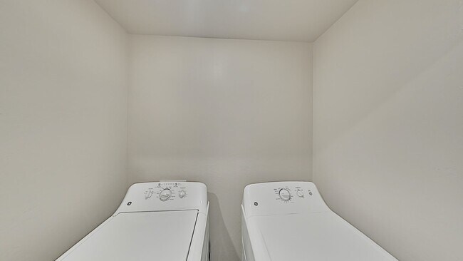 Building Photo - 2 Bedroom 2 Bathroom 2 Car Garage Duplex with upgrades close to Broadway Extension, a short dista...