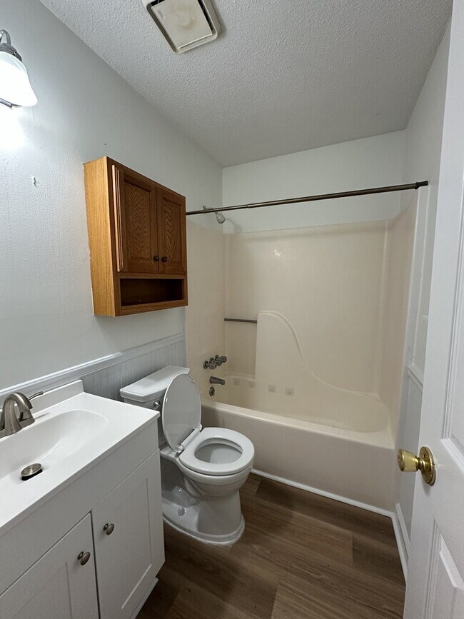 Building Photo - 409 Maplehurst Dr